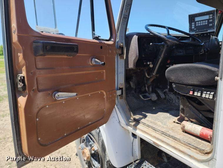 image for item KF9005 1985 International 2155  feed mixer truck