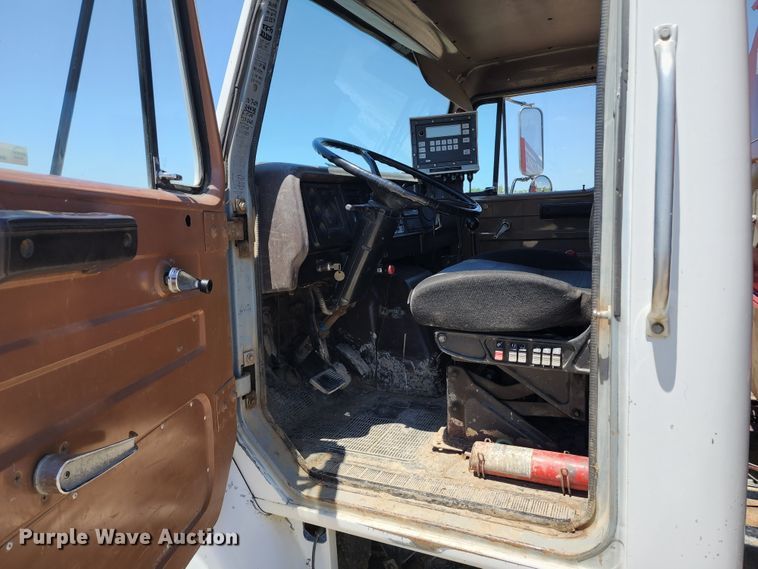 image for item KF9005 1985 International 2155  feed mixer truck