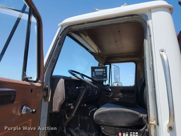 image for item KF9005 1985 International 2155  feed mixer truck