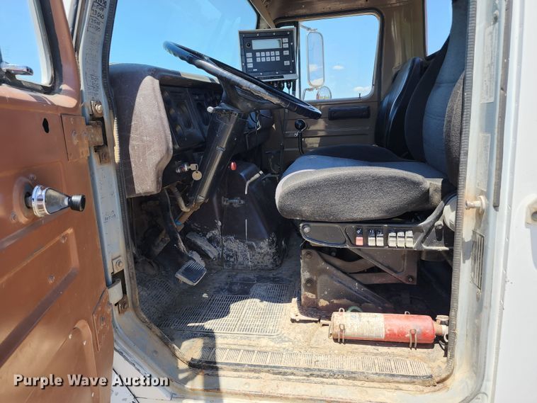 image for item KF9005 1985 International 2155  feed mixer truck