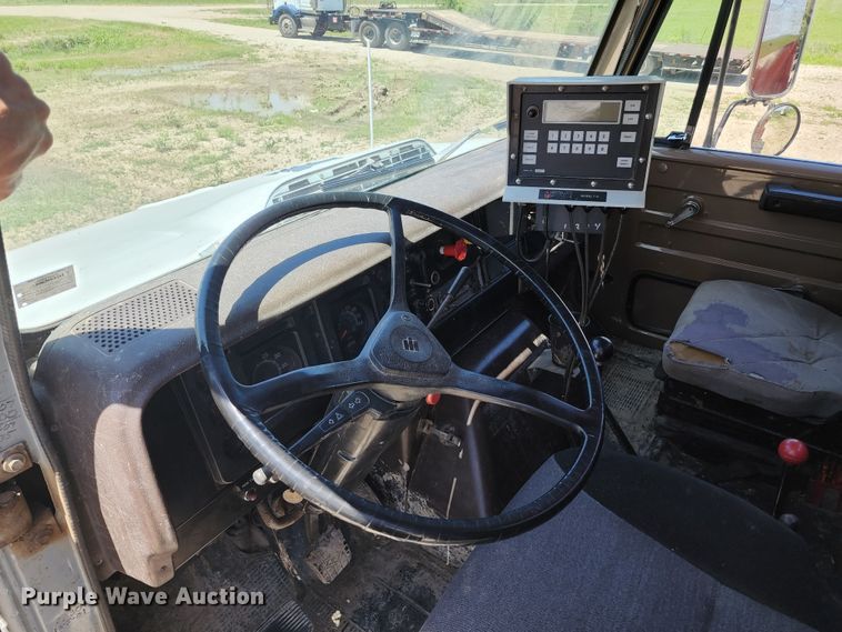 image for item KF9005 1985 International 2155  feed mixer truck