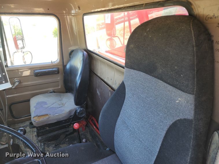 image for item KF9005 1985 International 2155  feed mixer truck