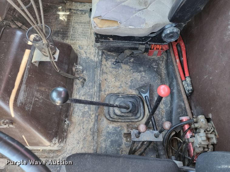 image for item KF9005 1985 International 2155  feed mixer truck