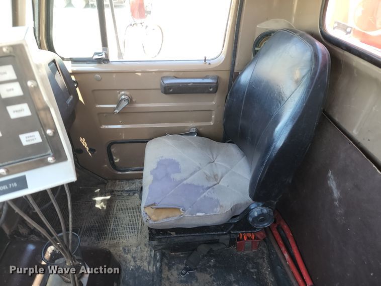 image for item KF9005 1985 International 2155  feed mixer truck