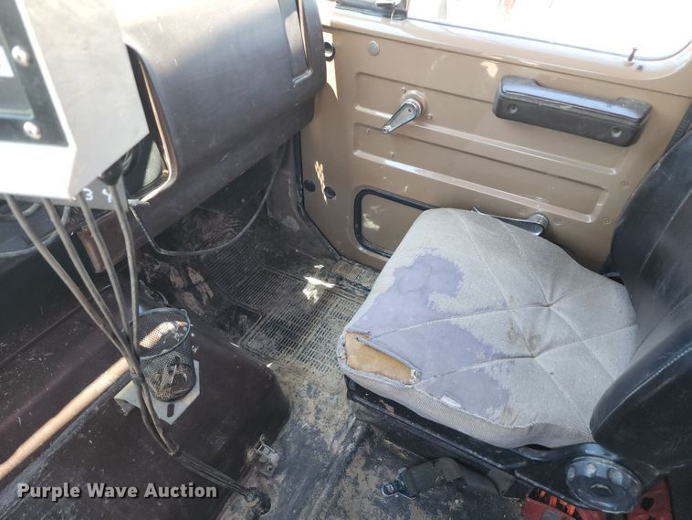 image for item KF9005 1985 International 2155  feed mixer truck