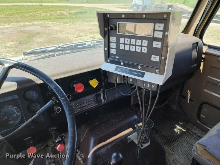 image for item KF9005 1985 International 2155  feed mixer truck