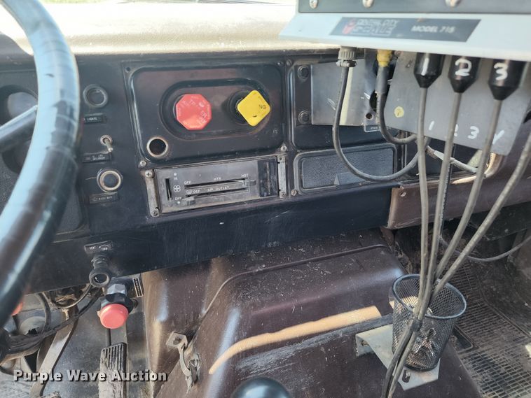 image for item KF9005 1985 International 2155  feed mixer truck