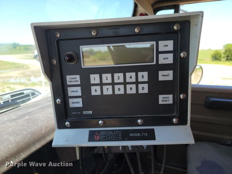 image for item KF9005 1985 International 2155  feed mixer truck