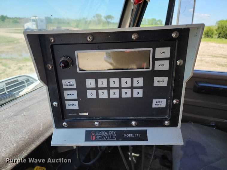 image for item KF9005 1985 International 2155  feed mixer truck