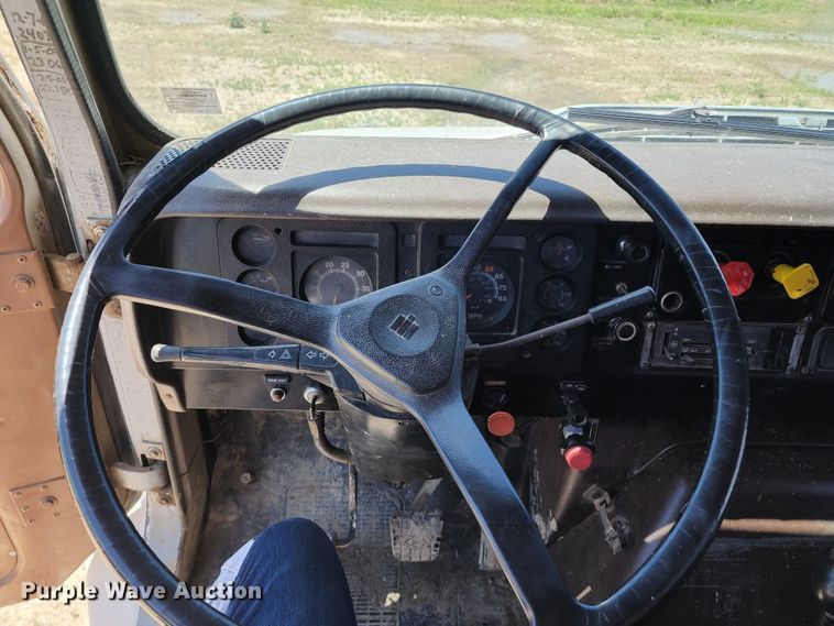 image for item KF9005 1985 International 2155  feed mixer truck