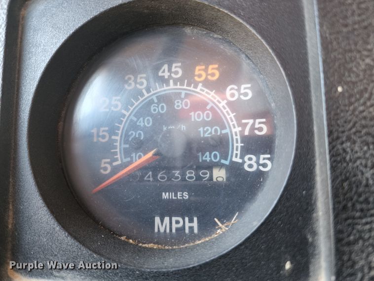 image for item KF9005 1985 International 2155  feed mixer truck