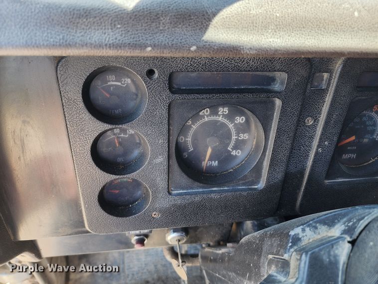 image for item KF9005 1985 International 2155  feed mixer truck