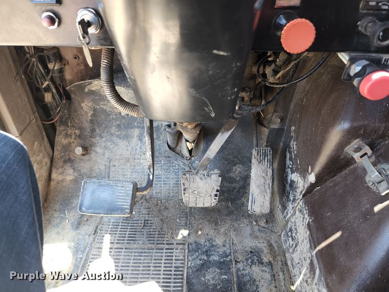 image for item KF9005 1985 International 2155  feed mixer truck