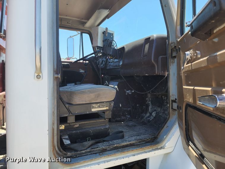 image for item KF9005 1985 International 2155  feed mixer truck