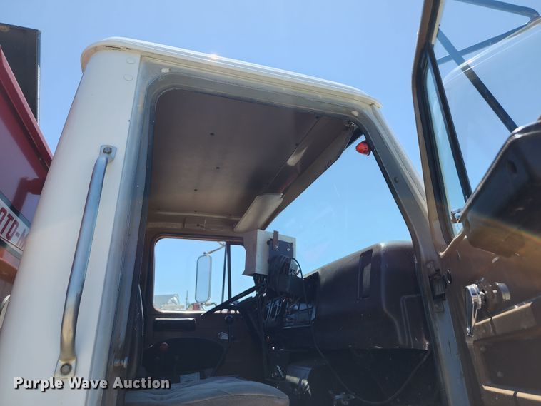 image for item KF9005 1985 International 2155  feed mixer truck