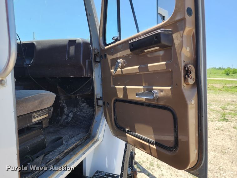 image for item KF9005 1985 International 2155  feed mixer truck