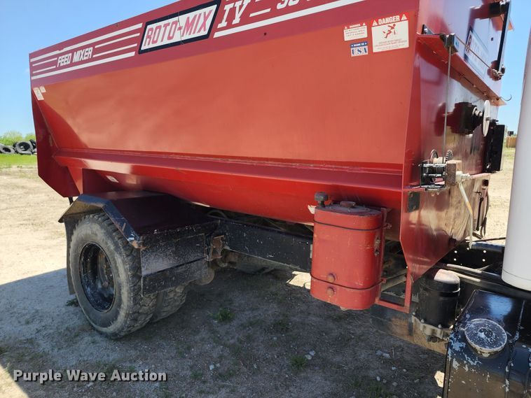 image for item KF9005 1985 International 2155  feed mixer truck