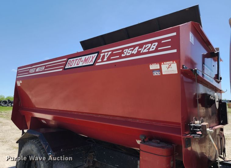 image for item KF9005 1985 International 2155  feed mixer truck