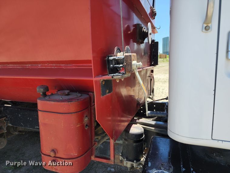 image for item KF9005 1985 International 2155  feed mixer truck