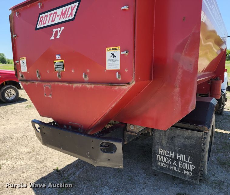 image for item KF9005 1985 International 2155  feed mixer truck