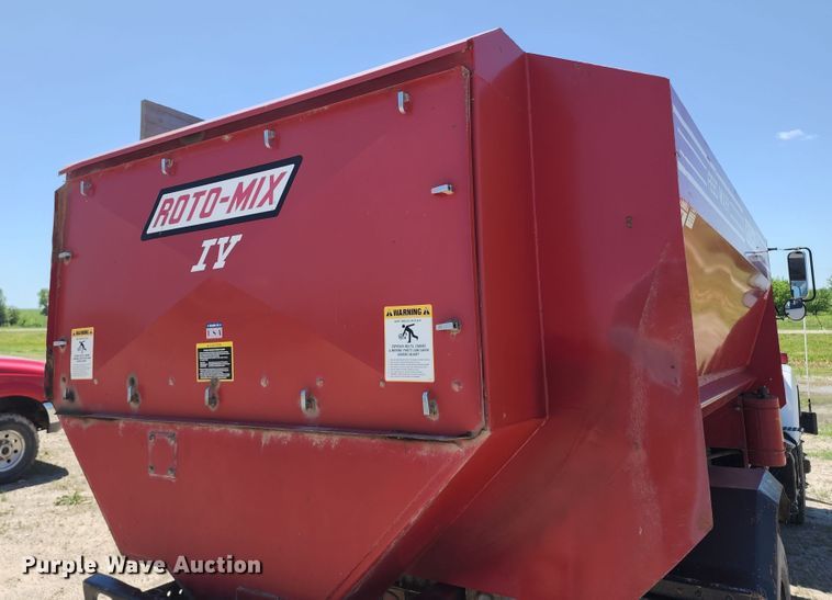 image for item KF9005 1985 International 2155  feed mixer truck