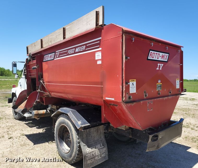 image for item KF9005 1985 International 2155  feed mixer truck