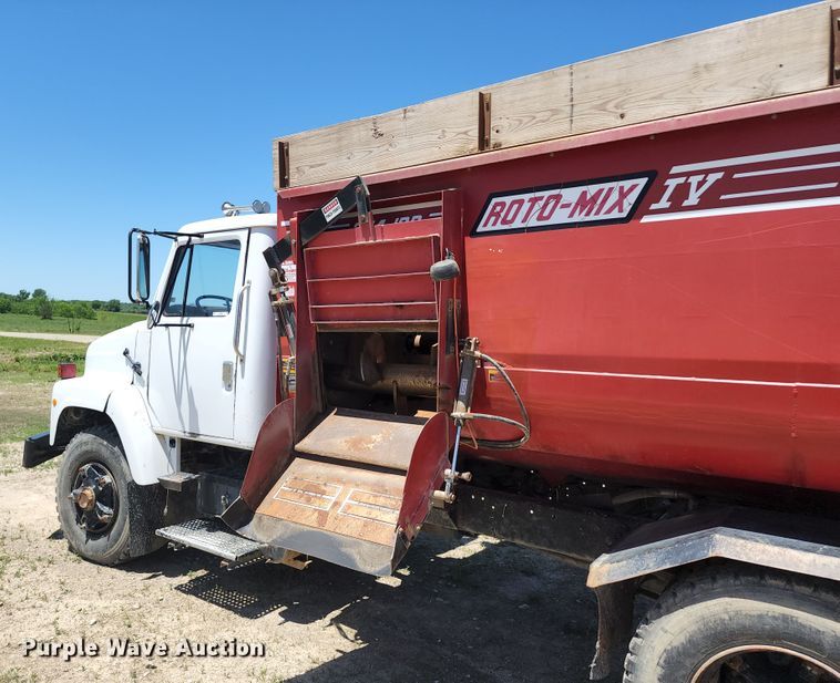 image for item KF9005 1985 International 2155  feed mixer truck