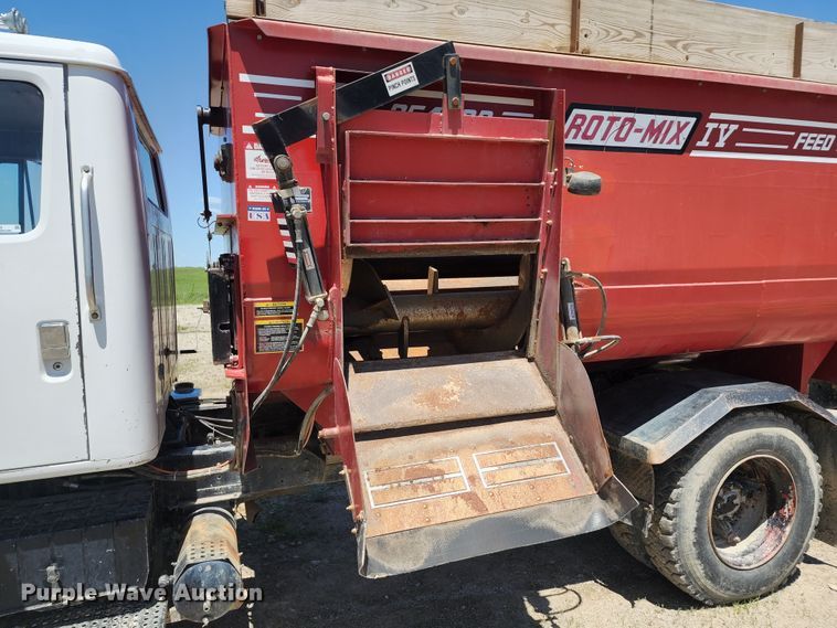 image for item KF9005 1985 International 2155  feed mixer truck