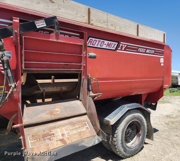 image for item KF9005 1985 International 2155  feed mixer truck