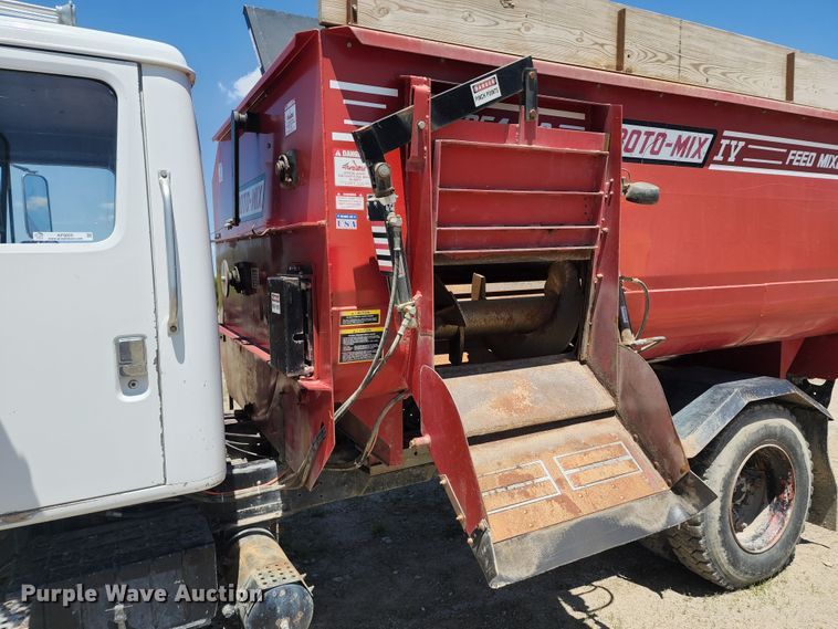 image for item KF9005 1985 International 2155  feed mixer truck