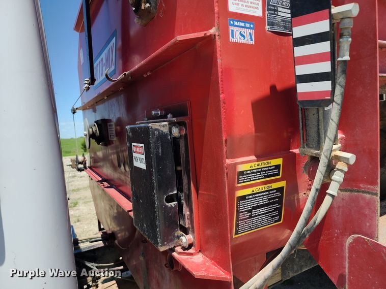 image for item KF9005 1985 International 2155  feed mixer truck