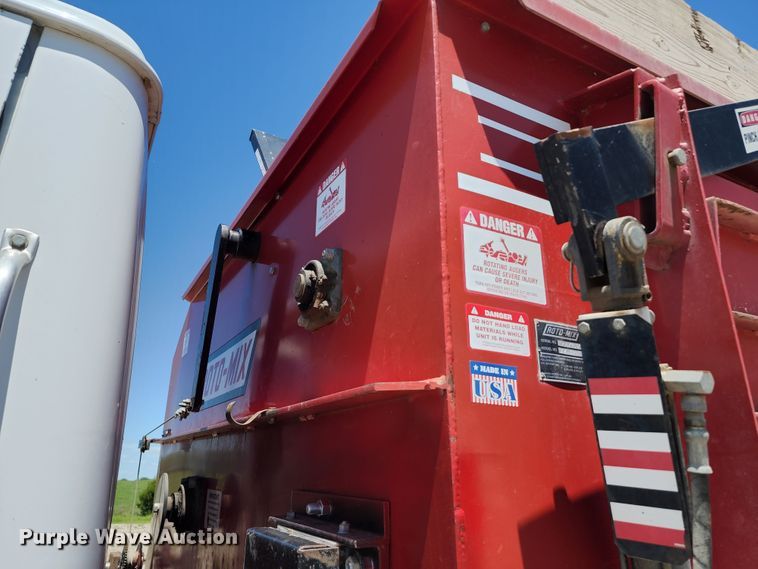 image for item KF9005 1985 International 2155  feed mixer truck