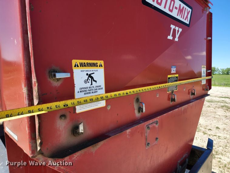 image for item KF9005 1985 International 2155  feed mixer truck