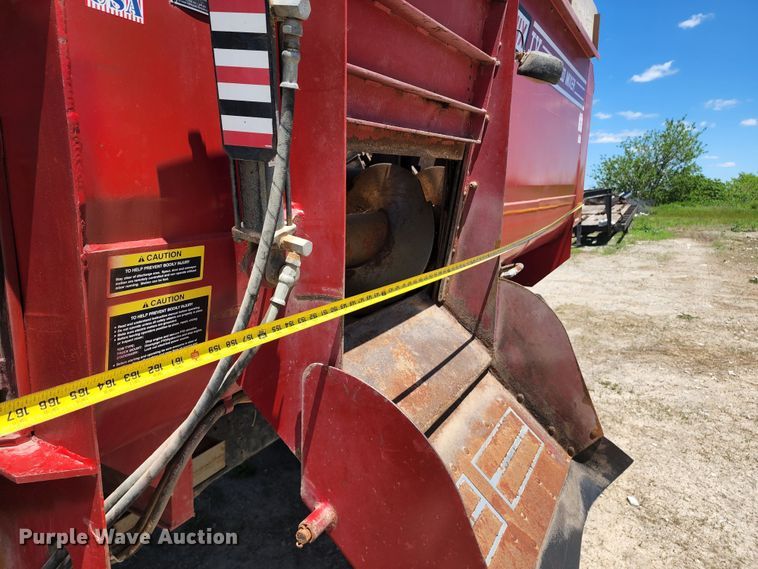 image for item KF9005 1985 International 2155  feed mixer truck