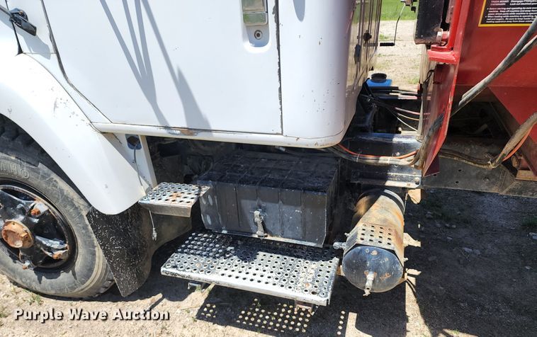 image for item KF9005 1985 International 2155  feed mixer truck