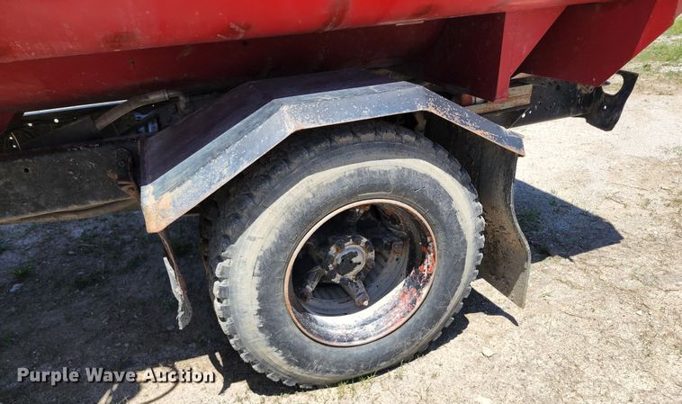 image for item KF9005 1985 International 2155  feed mixer truck