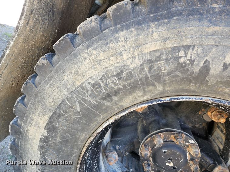 image for item KF9005 1985 International 2155  feed mixer truck