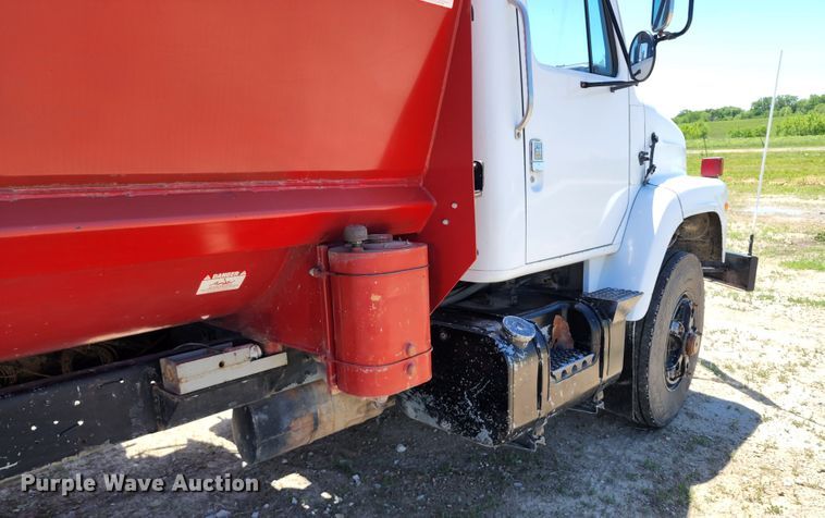 image for item KF9005 1985 International 2155  feed mixer truck