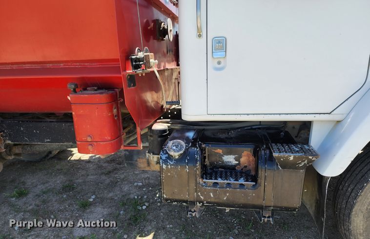 image for item KF9005 1985 International 2155  feed mixer truck