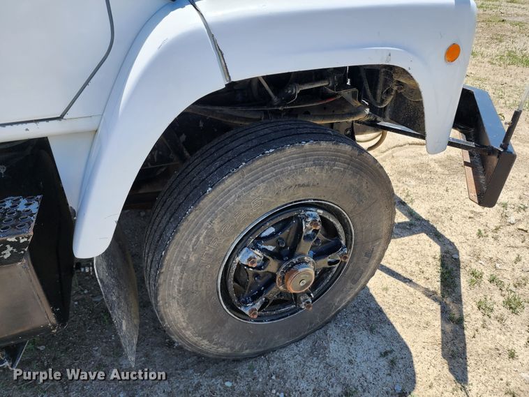 image for item KF9005 1985 International 2155  feed mixer truck