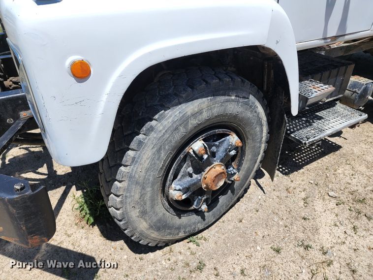 image for item KF9005 1985 International 2155  feed mixer truck