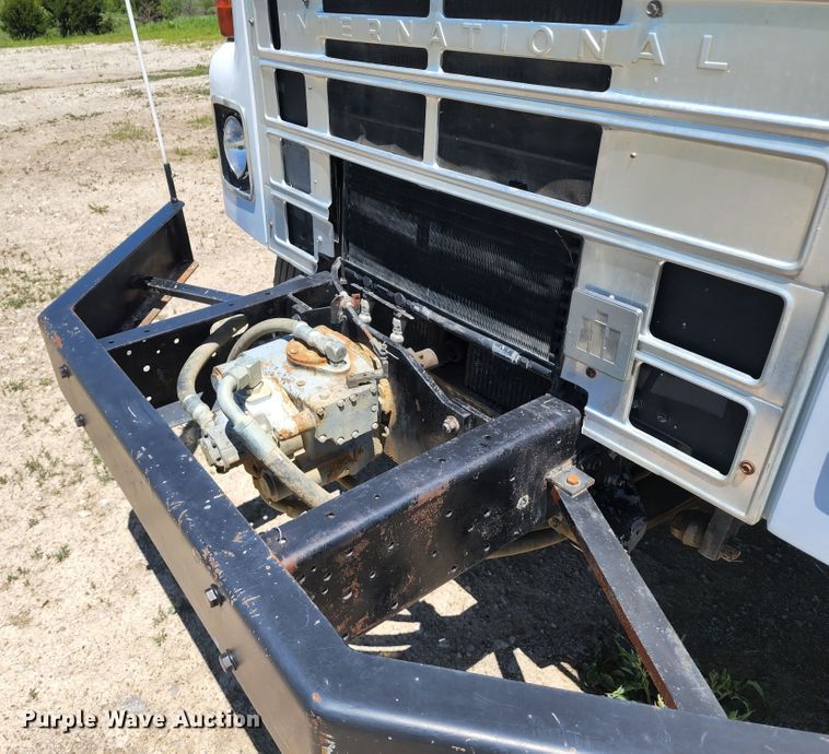 image for item KF9005 1985 International 2155  feed mixer truck