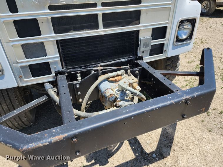 image for item KF9005 1985 International 2155  feed mixer truck