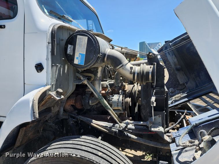 image for item KF9005 1985 International 2155  feed mixer truck