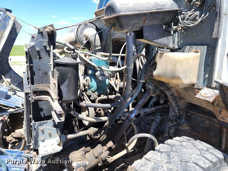 image for item KF9005 1985 International 2155  feed mixer truck