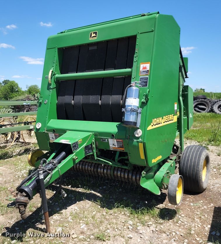 image for item KF9008 2001 John Deere 567  round baler