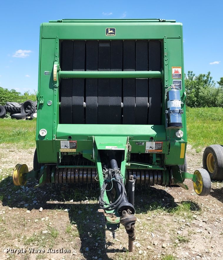 image for item KF9008 2001 John Deere 567  round baler