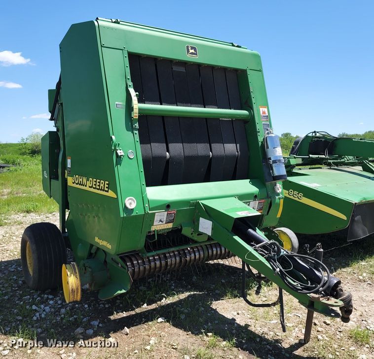 image for item KF9008 2001 John Deere 567  round baler