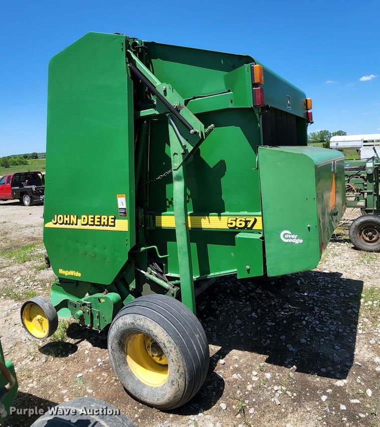 image for item KF9008 2001 John Deere 567  round baler