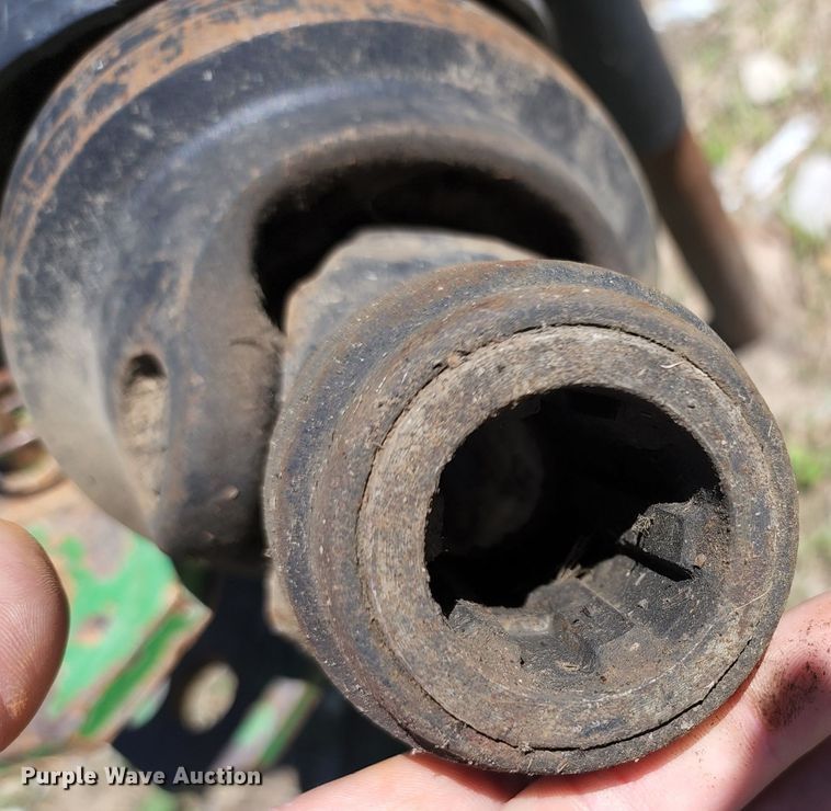 image for item KF9008 2001 John Deere 567  round baler